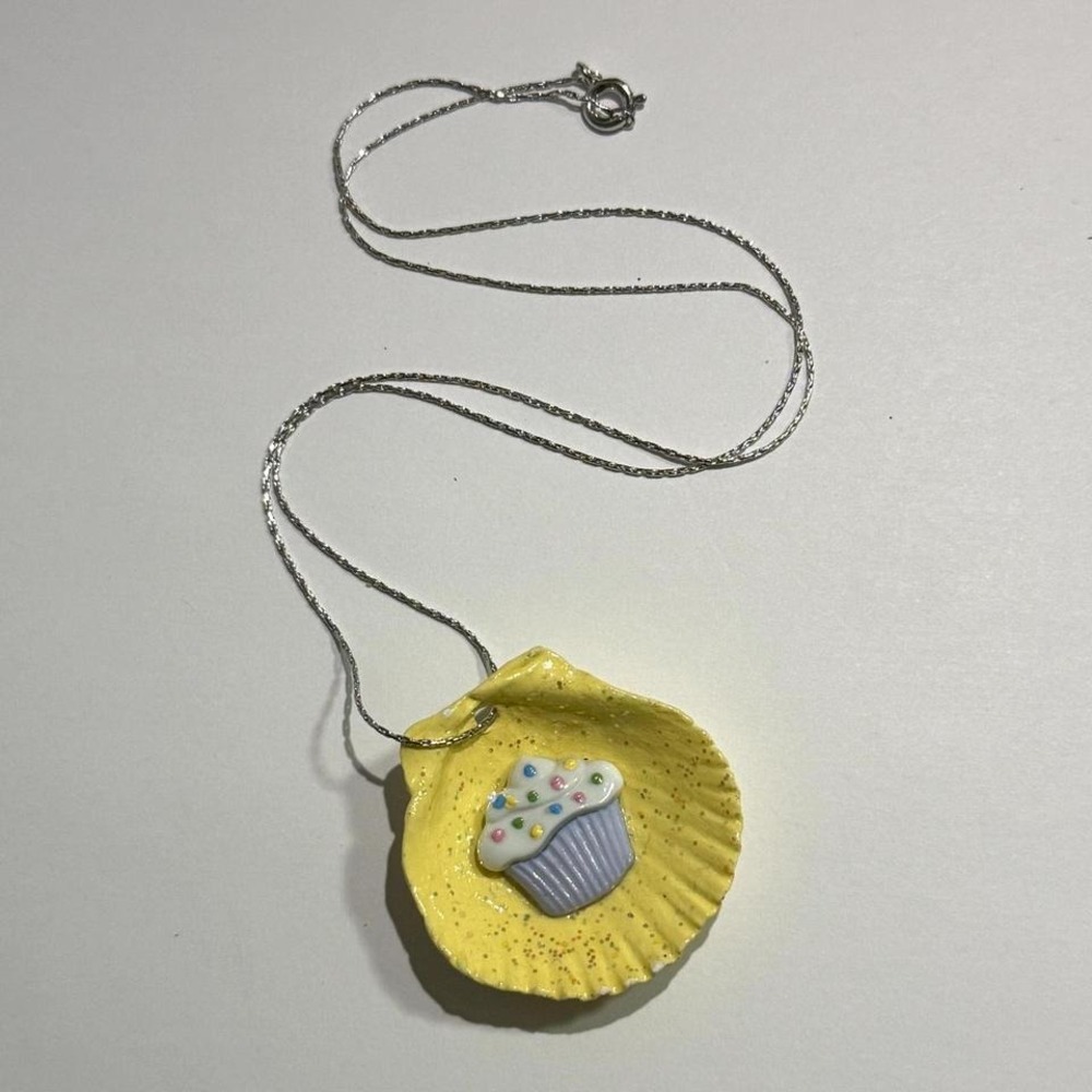 Handmade Art Yellow Seashell Cupcake design Necklace 18"‎